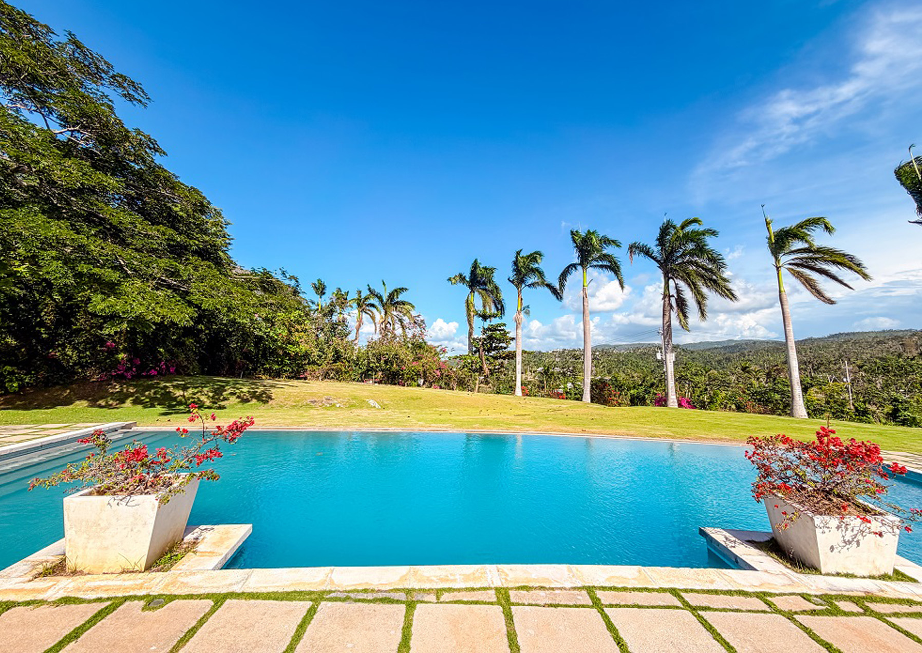 Dining Spa at Round Hill Resort